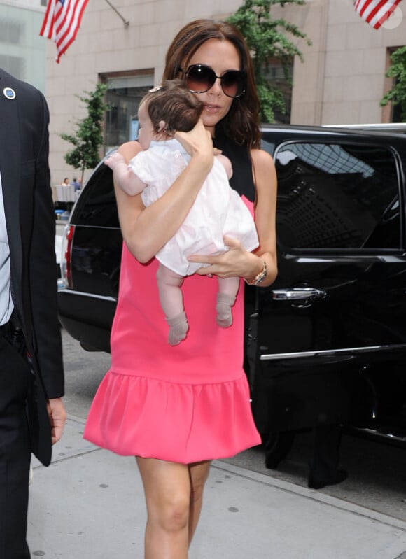 Victoria Beckham avec sa fille Harper lors de la Fashion Week new-yorkaise le 11 septembre 2011