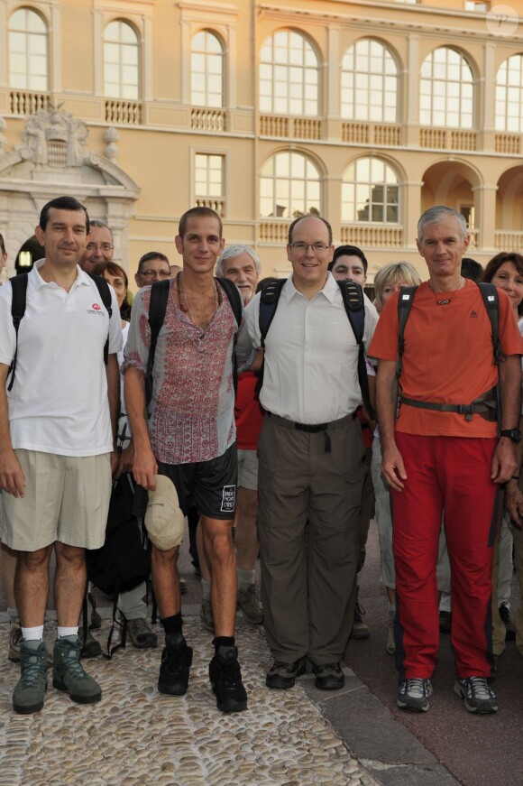 Albert Grimaldi et son neveu Andrea Casiraghi effectuent une randonnée à l'occasion des 100 ans du Club Alpin de Monaco, le dimanche 11 septembre 2011.