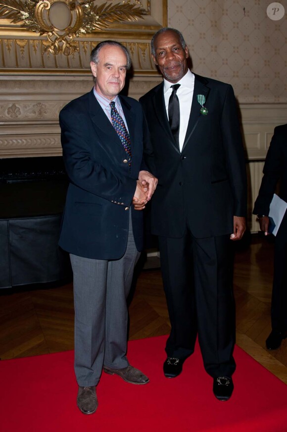 Danny Glover reçoit les insignes de chevalier des Arts et des Lettres, à Paris, le 12 septembre 2011.