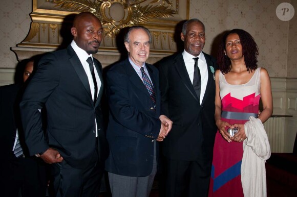 Danny Glover reçoit les insignes de chevalier des Arts et des Lettres, à Paris, le 12 septembre 2011. Il était accompagné de sa chérie Eliane Cavalleiro, de l'acteur Jimmy Jean Louis et de nombreux amis.
