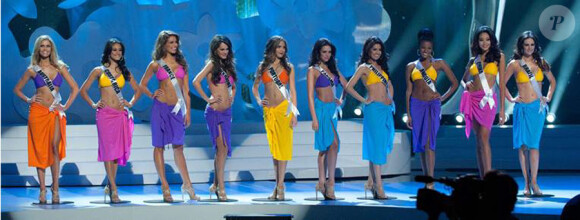 Laury Thilleman et les finalistes de Miss Univers 2011 le 12 septembre 2011 au Brésil