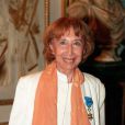 Cora Vaucaire recevant la Légion d'honneur à Paris en 1998 
