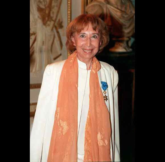 Cora Vaucaire recevant la Légion d'honneur à Paris en 1998