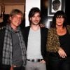 Vernissage de l'exposition de France, compagne de Jean-Louis Aubert, le 15 septembre 2011 à Paris : Le couple, si fier avec leur fils Arthur
