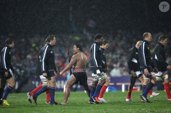 Les deux équipes entrent sur le terrain lors de la victoire française en Coupe du Monde de rugby face au Canada en Nouvelle-Zélande le 18 septembre 2011