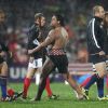 Les deux équipes ont été accueilli par un guerrier maori peu dérangé par la pluie lors de la victoire française en Coupe du Monde de rugby face au Canada en Nouvelle-Zélande le 18 septembre 2011