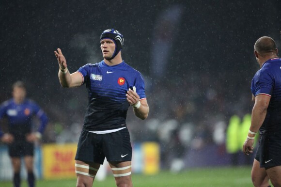 Julien Bonnaire remarque enfin qu'il pleut lors de la victoire française en Coupe du Monde de rugby face au Canada en Nouvelle-Zélande le 18 septembre 2011