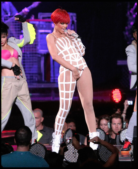 Rihanna et ses gestes très équivoques, en concert au Madison Square Garden. New York, le 13 août 2010.