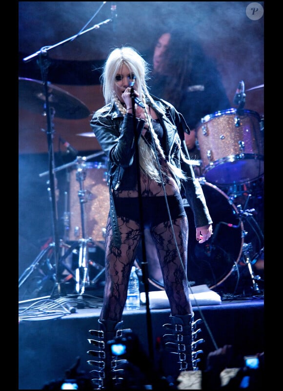 La chanteuse des Pretty Reckless Taylor Momsen, 18 ans, tient son rang de rockstar en arborant un look des plus trash. Madrid, le 7 juillet 2011.