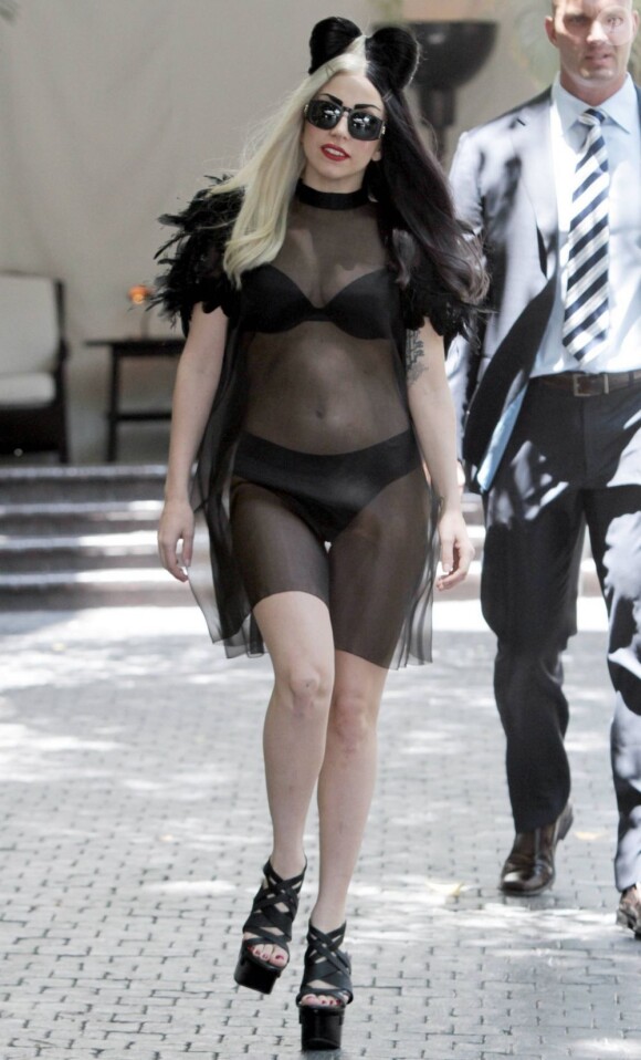 Tout en transparence, Lady Gaga est parfaitement à son aise. Los Angeles, le 27 juillet 2011.