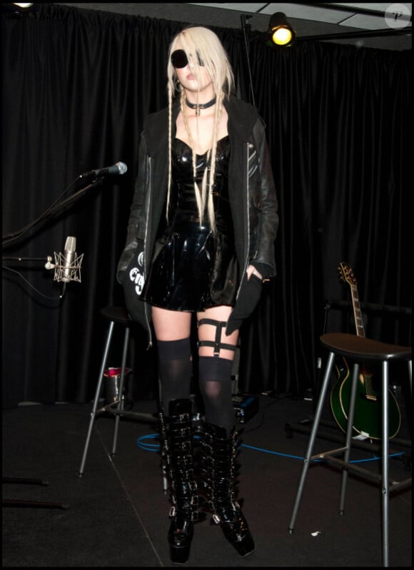 Taylor Momsen, à quelques minutes d'entrer sur scène avec son groupe, est désormais bien loin de son sage et discret personnage dans Gossip Girl. New York, le 4 mars 2011.