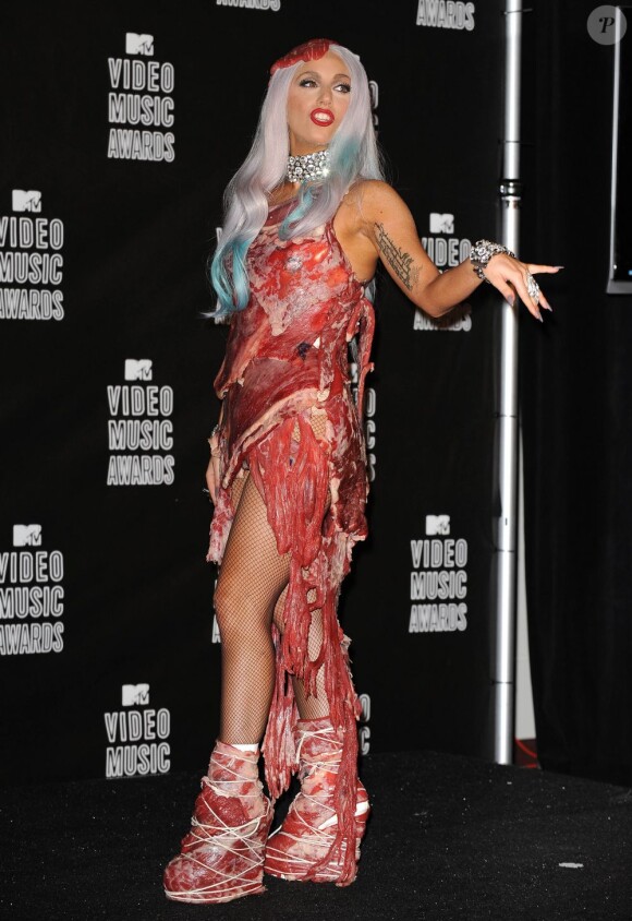 Une des sorties les plus remarquées de Lady Gaga aura été cette tenue entièrement confectionnée en viande lors des MTV Video Music Awards 2010. Los Angeles, le 12 septembre 2010.