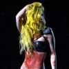 Trash jusque dans ses performances, Lady Gaga aime également jouer avec du faux sang et simuler sa propre mort. Sunrise, Florida, le 12 avril 2011. 