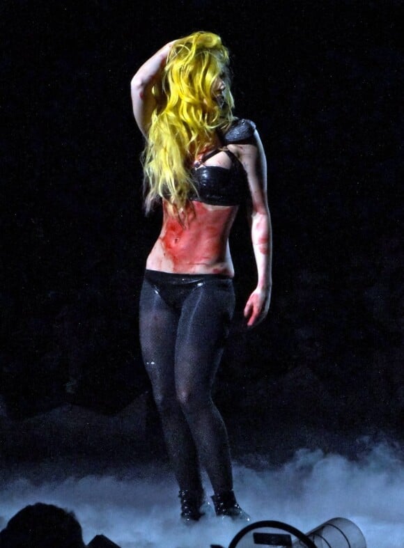 Trash jusque dans ses performances, Lady Gaga aime également jouer avec du faux sang et simuler sa propre mort. Sunrise, Florida, le 12 avril 2011. 