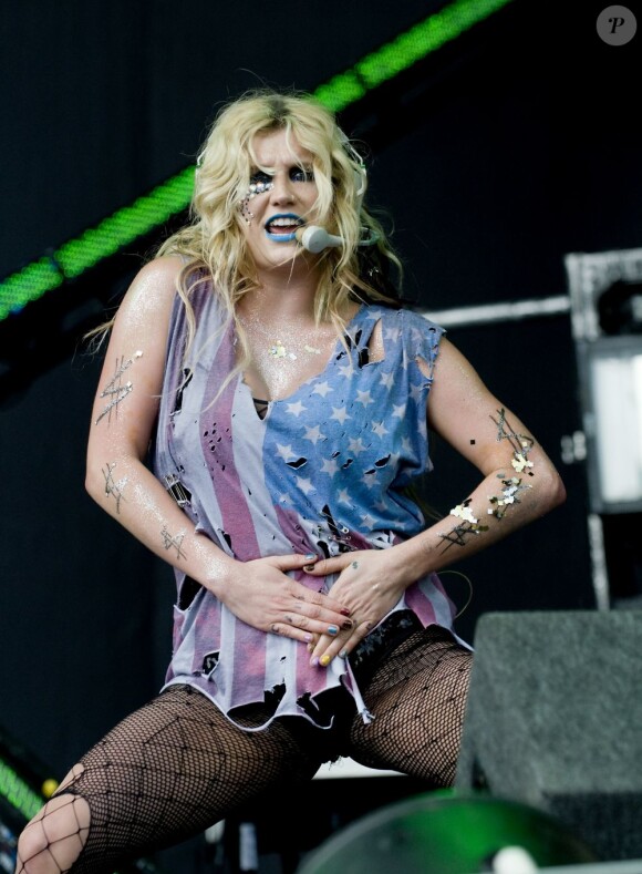 La chanteuse Kesha arbore un look rock, trash et sexy en concert en Écosse. Balado, le 9 juillet 2011.