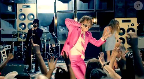 Image extraite du clip Miracle Worker, de SuperHeavy, août 2011.