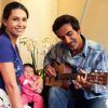 Adeline Blondieau et sa petite Wilona, entourées du papa Laurent Hubert à la guitare, à la clinique Sainte Isabelle, le jeudi 1er septembre 2011. Wilona avait alors 2 jours.