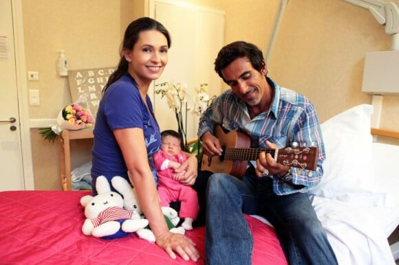 Adeline Blondieau et sa petite Wilona, entourées du papa Laurent Hubert à la guitare, à la clinique Sainte Isabelle, le jeudi 1er septembre 2011. Wilona avait alors 2 jours.