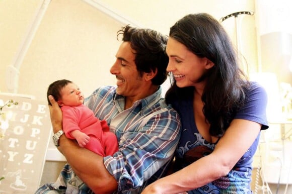 Adeline Blondieau et sa petite Wilona, entourées du papa Laurent Hubert à la clinique Sainte Isabelle, le jeudi 1er septembre 2011. Wilona avait alors 2 jours.