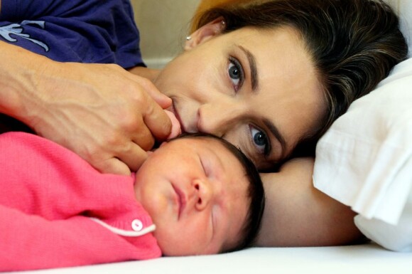 Adeline Blondieau et sa petite Wilona partagent un moment privilégié, à la clinique Sainte Isabelle, le jeudi 1er septembre 2011. Wilona avait alors 2 jours.