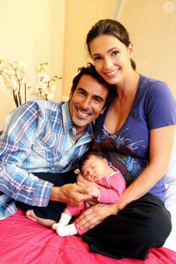Adeline Blondieau et sa petite Wilona, entourées du papa Laurent Hubert à la clinique Sainte Isabelle, le jeudi 1er septembre 2011. Wilona avait alors 2 jours.