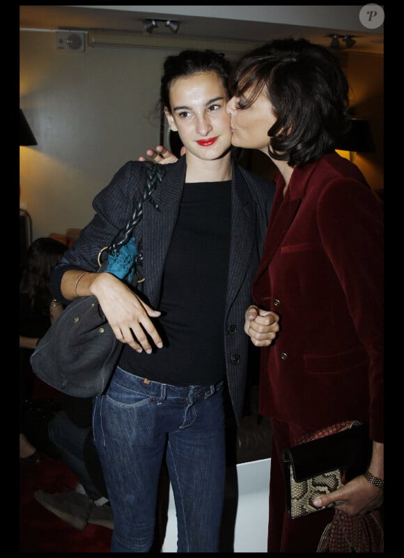 Inès de la Fressange et sa fille Nine lors de la projection du film Les Bien-aimés, organisée par la maison Roger Vivier, le 19 septembre 2011 à Paris.