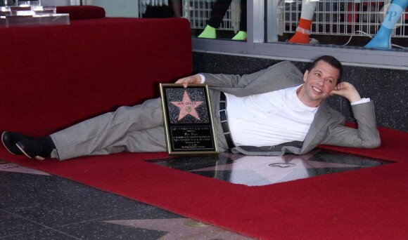 Jon Cryer, entouré d'Ashton Kutcher, reçoit son étoile sur le Walk of Fame de Los Angeles, le 19 septembre 2011.