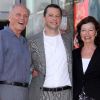Jon Cryer, entouré de ses parents, reçoit son étoile sur le Walk of Fame de Los Angeles, le 19 septembre 2011.