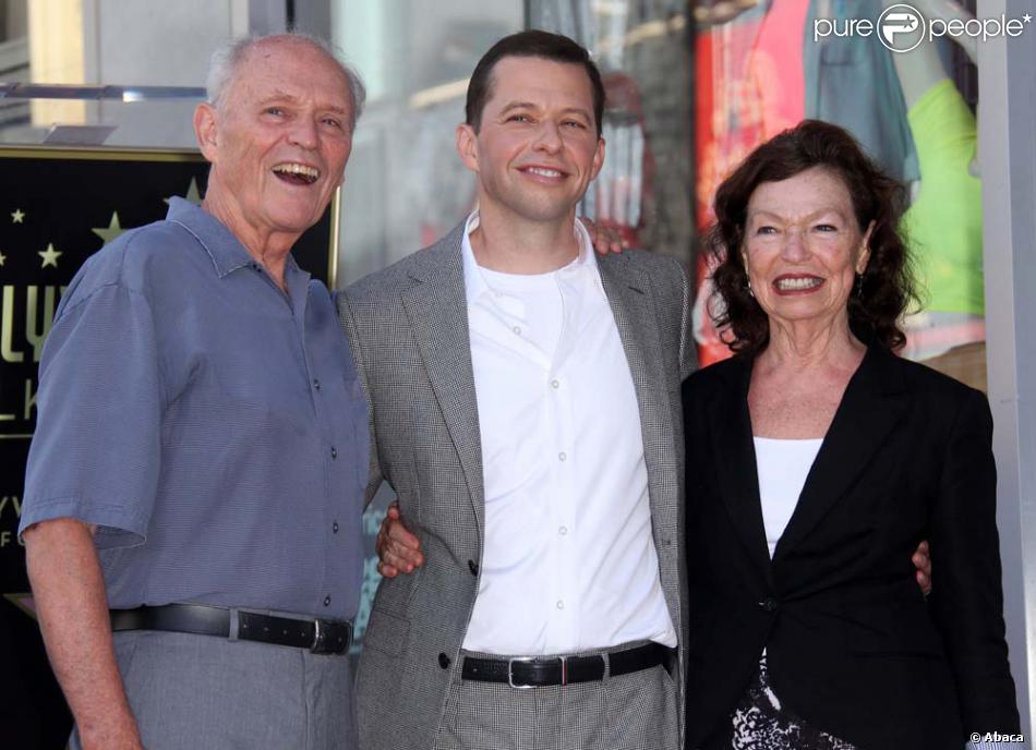 Jon Cryer, entouré de ses parents, reçoit son étoile sur le Walk of