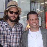 Ashton Kutcher et Jon Cryer à la fête, avec le soutien d'un Charlie Sheen adouci
