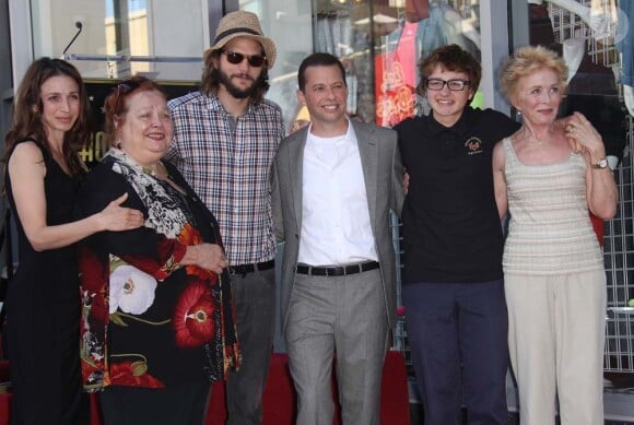 Jon Cryer, entouré du casting de Two and a half men, reçoit son étoile sur le Walk of Fame de Los Angeles, le 19 septembre 2011.