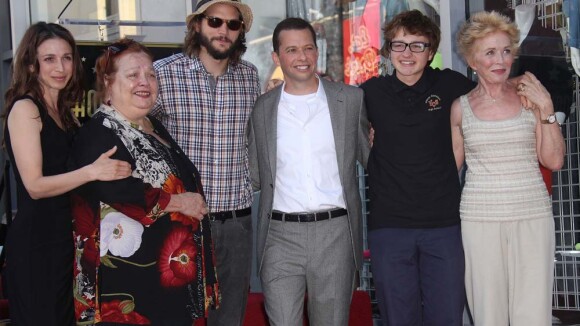 Ashton Kutcher et Jon Cryer à la fête, avec le soutien d'un Charlie Sheen adouci