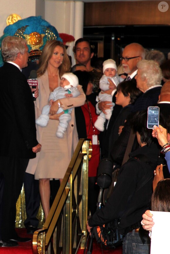 Céline Dion et René Angélil présentent leurs jumeaux Nelson et Eddy, aux côtés de leur fils René-Charles en février 2011 à Las Vegas