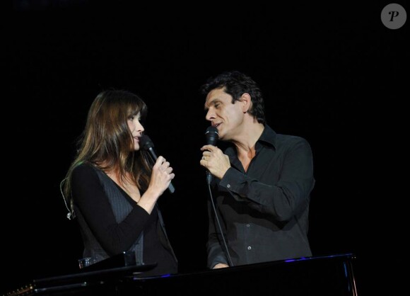 Marc Lavoine et Carla Bruni-Sarkozy, remise du prix Constantin 2010, à L'Olympia, le 12 novembre 2010.