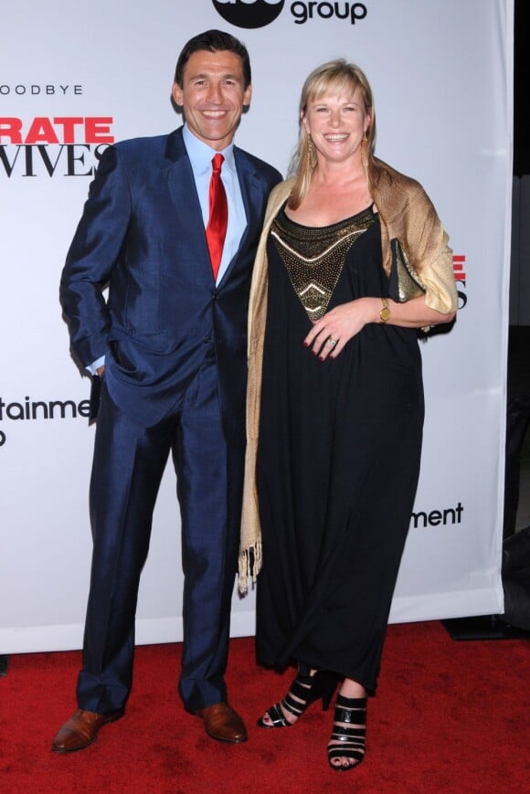 Jonathan Cake et sa belle-soeur lors dela soirée de lancement de la dernière saison de Desperate Housewives organisée par Disney ABC Television à Los Angeles le 21 septembre 2011