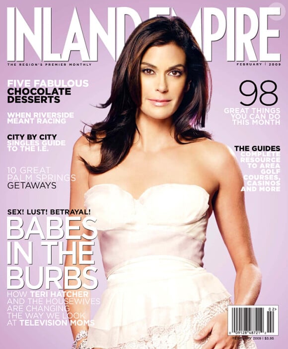 Élégante et glamour, Teri Hatcher apparaît en couverture du magazine Inland Empire de février 2009.