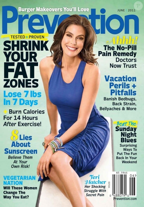 L'actrice Teri Hatcher dépose son large et lumineux sourire en Une du numéro de juin 2011 de Prevention. 