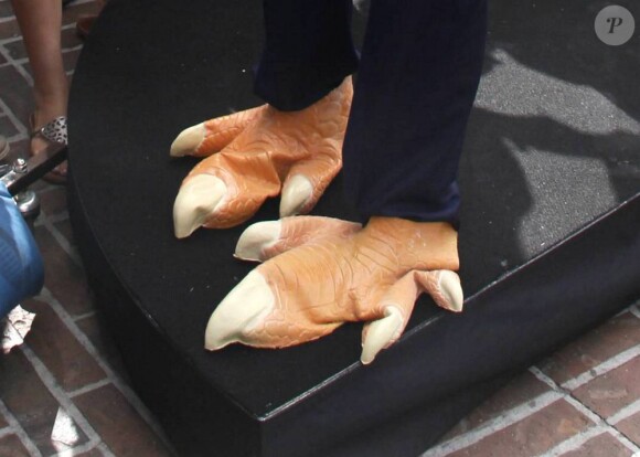 Les pieds de Thomas Jane sur le plateau de l'émission Extra, à Los Angeles le 22 septembre 2011