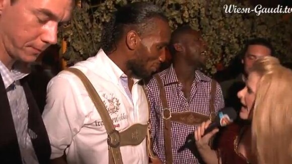 Didier Drogba : Culotte de cuir et bière en main, la star célèbre son retour