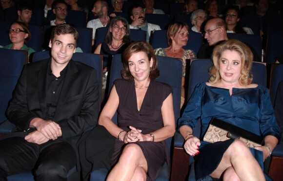 Valentin Livi, Carole Amiel et Catherine Deneuve lors de la présentation du Sauvage à la Cinémathèque de Paris le 26 septembre 2011