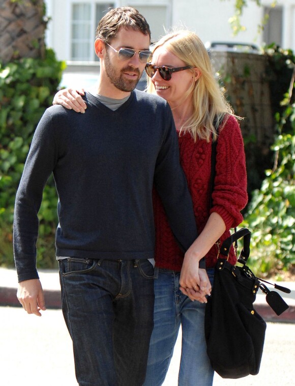 Kate Bosworth très complice avec son nouvel amoureux, à la sortie d'un restaurant de Beverly Hills. Le 26 septembre 2011