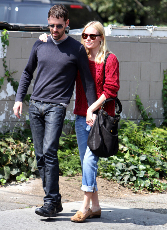 Kate Bosworth à la sortie d'un restaurant accompagnée de son nouvel amoureux, Michael Polish. Le 26 septembre 2011 à Los Angeles