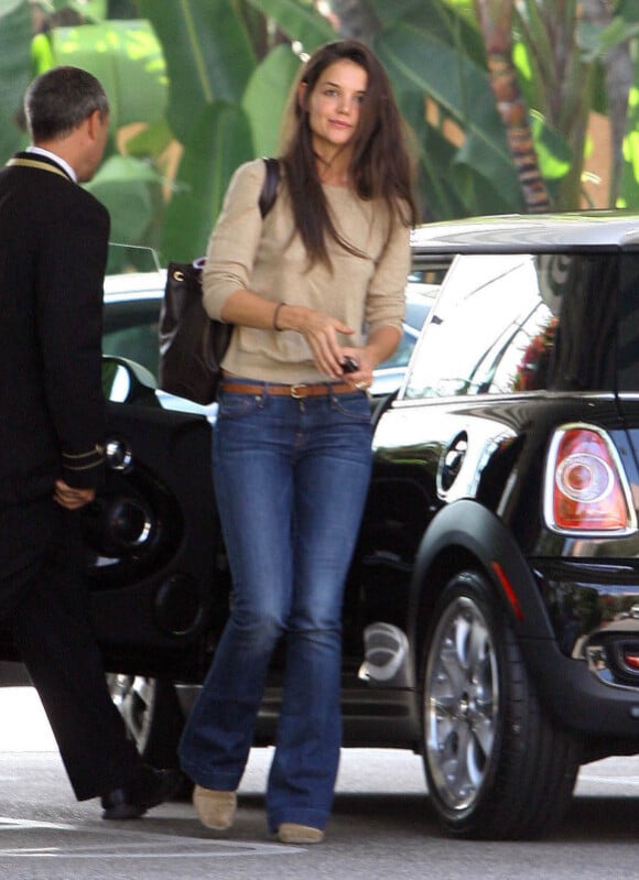 Katie Holmes arrive à son hôtel après avoir fait une visite chez le médecin à Los Angeles, 26 septembre 2011