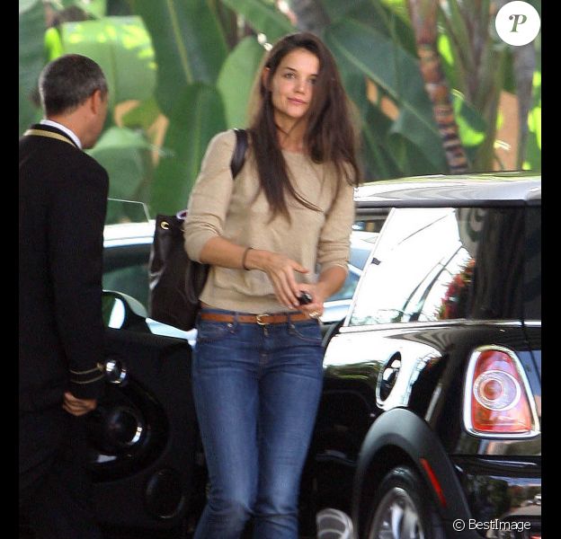 Katie Holmes arrive à son hôtel après avoir fait une visite chez le médecin à Los Angeles, 26 septembre 2011