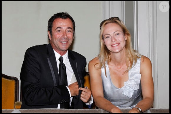 Bernard Montiel et Alexandra Vandernoot lors du 26e gala de l'aide à l'enfant réfugié, au profit des enfants du Cambodge, à la salle Gaveau à Paris le 26 septembre 2011