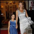 Alexandra Vandernoot et sa fille Julia lors du 26e gala de l'aide à l'enfant réfugié, au profit des enfants du Cambodge, à la salle Gaveau à Paris le 26 septembre 2011
