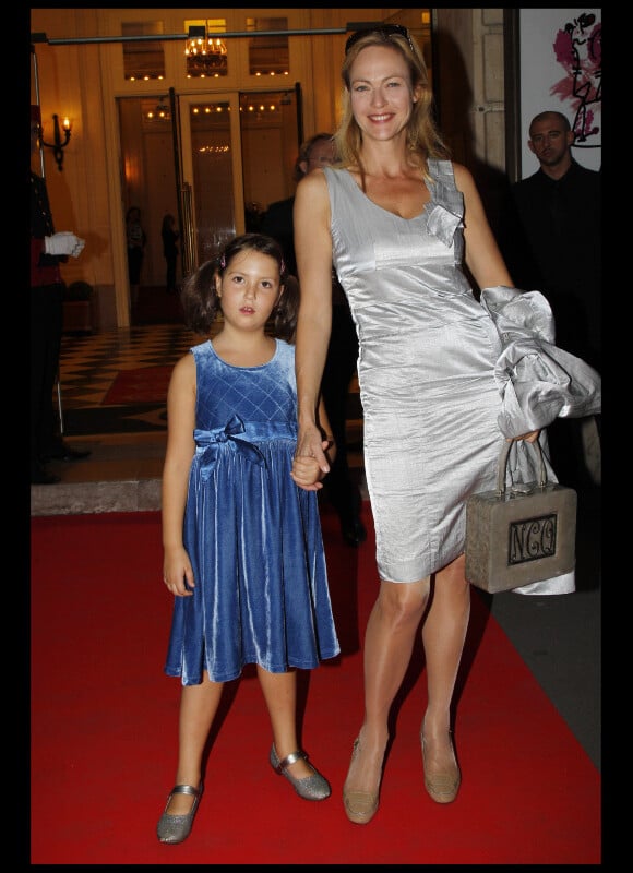 Alexandra Vandernoot et sa fille Julia lors du 26e gala de l'aide à l'enfant réfugié, au profit des enfants du Cambodge, à la salle Gaveau à Paris le 26 septembre 2011