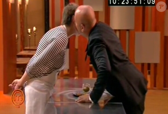 Sabrina reçoit les félicitations du jury et un baiser de Frédéric Anton dans Masterchef 2