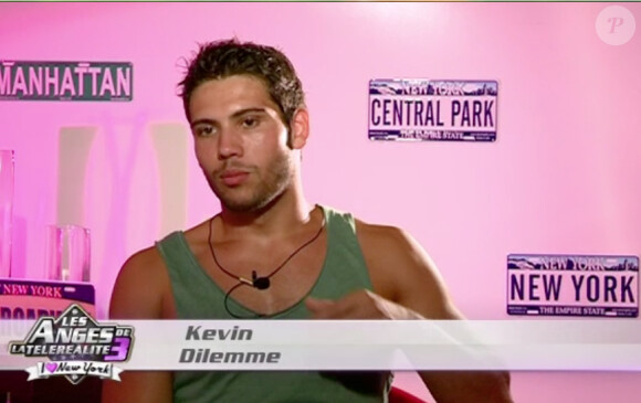 Kevin comprend l'agacement de Fabrice (Episode 4 des Anges de la Télé-Réalité 3, diffusé le jeudi 29 septembre 2011).