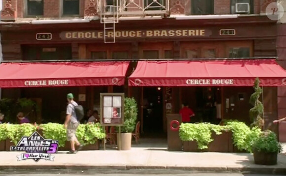 Guillaume, Annaëlle et Benjamin sortent déjeuner dans un restaurant français (Episode 4 des Anges de la Télé-Réalité 3, diffusé le jeudi 29 septembre 2011).